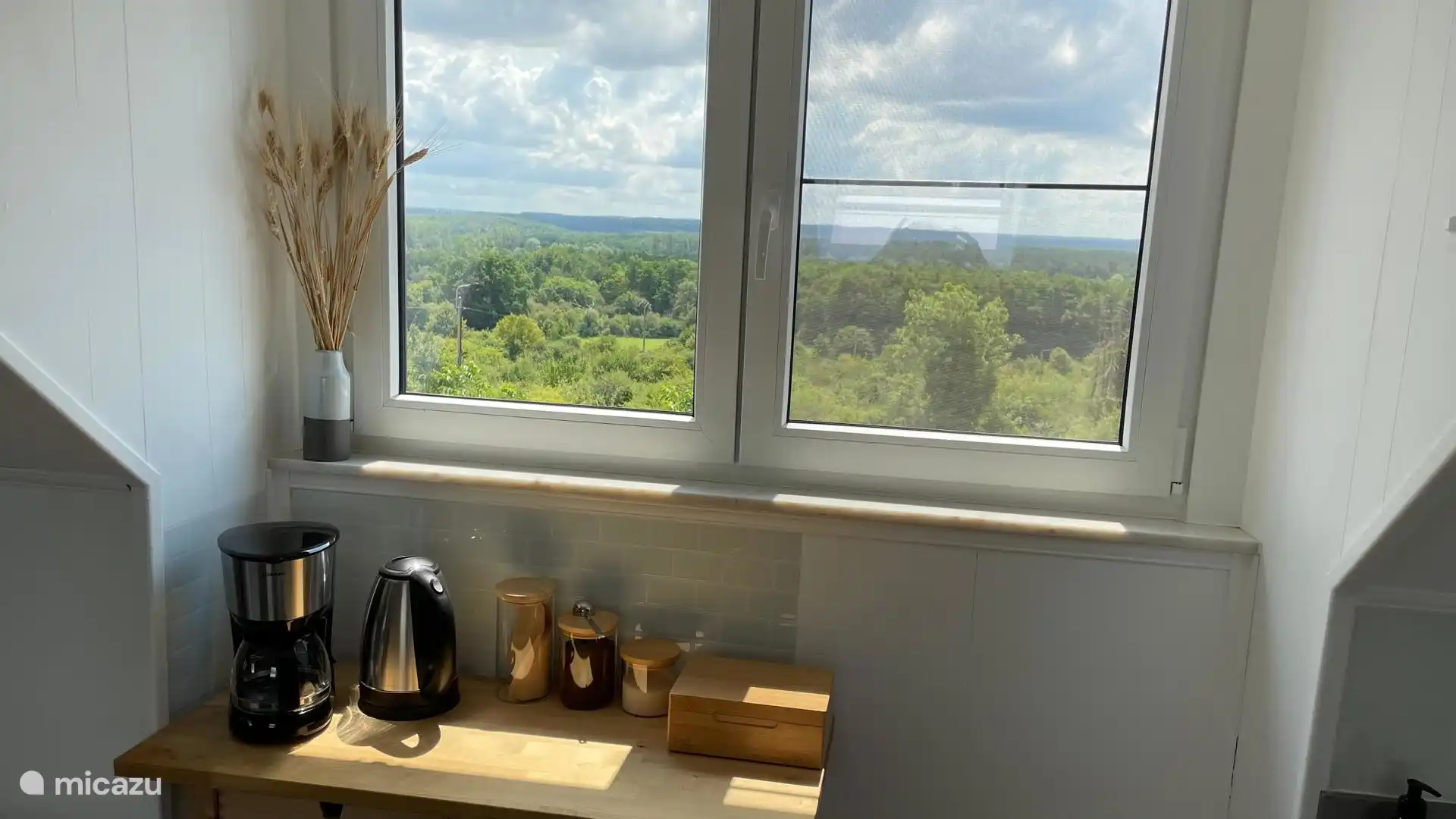 Standaard aanwezig in de keuken: koffie, thee, koffiefilters + apparaat, suiker