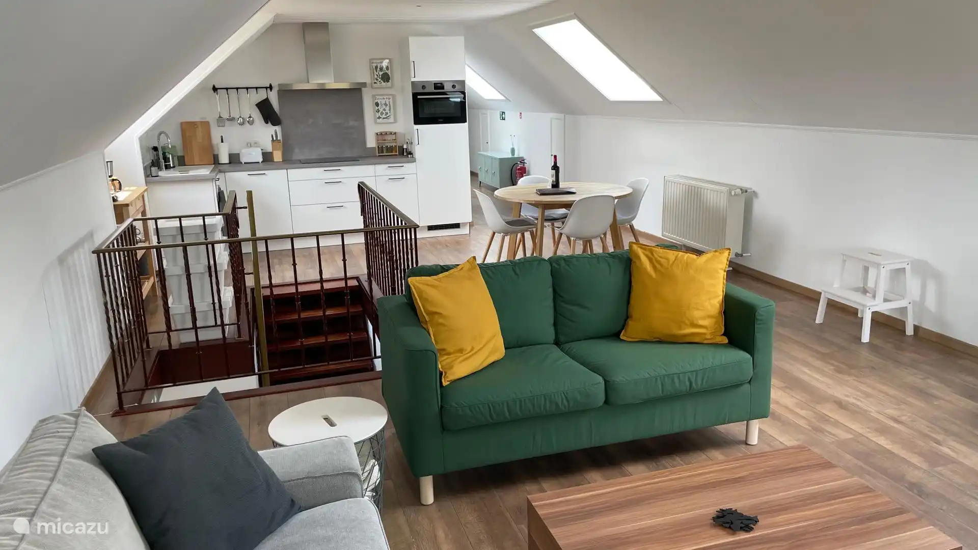 Het zitgedeelte heeft 2 banken