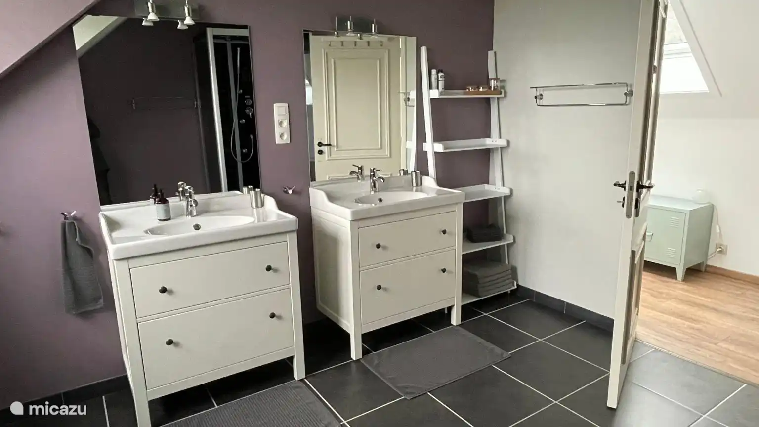 Badkamer met toilet, douche. Standaard aanwezig: föhn, wattenstaafjes.