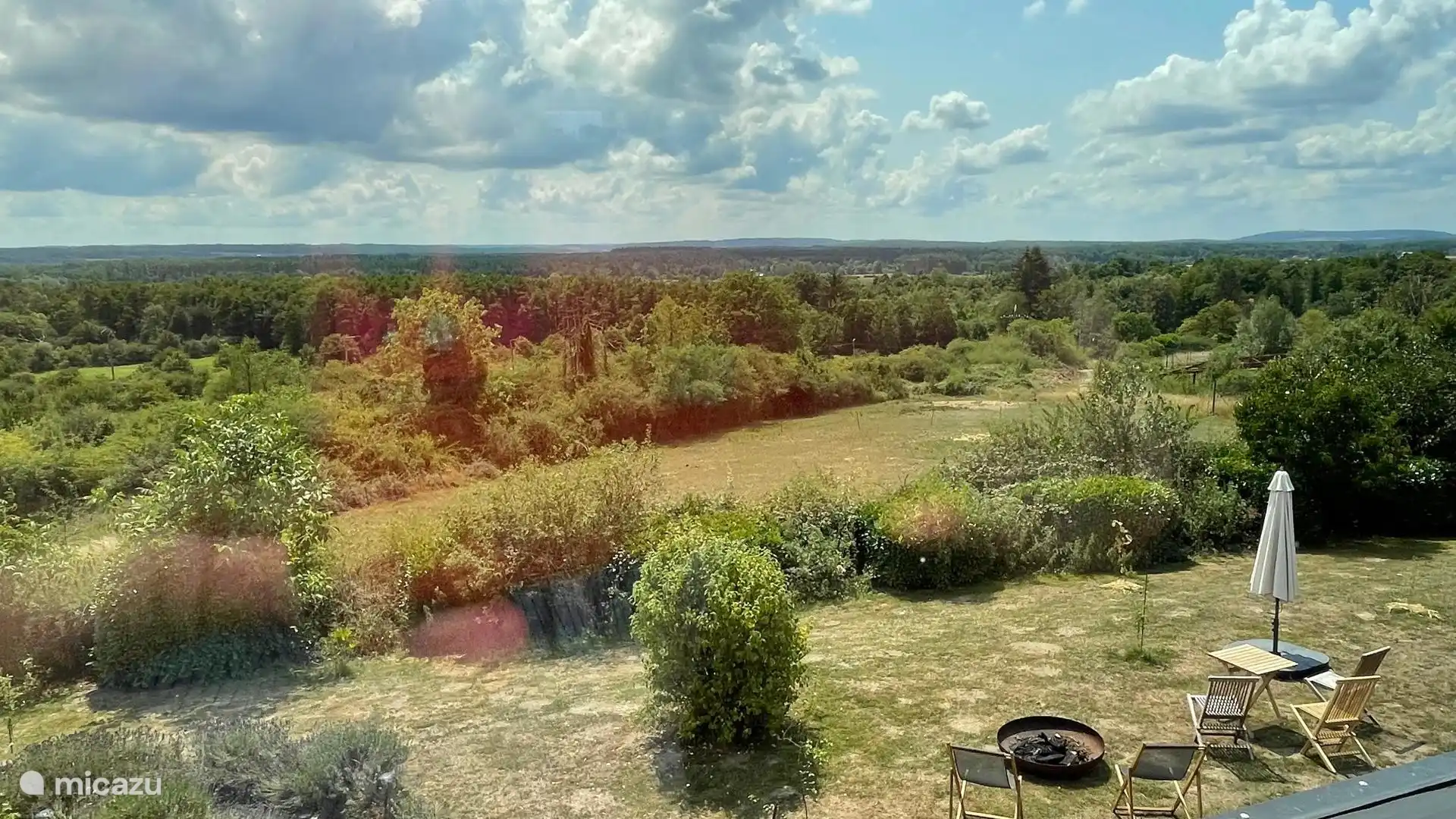 Het prachtige uitzicht en de tuin. Deze kant van de tuin is volledig voor de gasten.