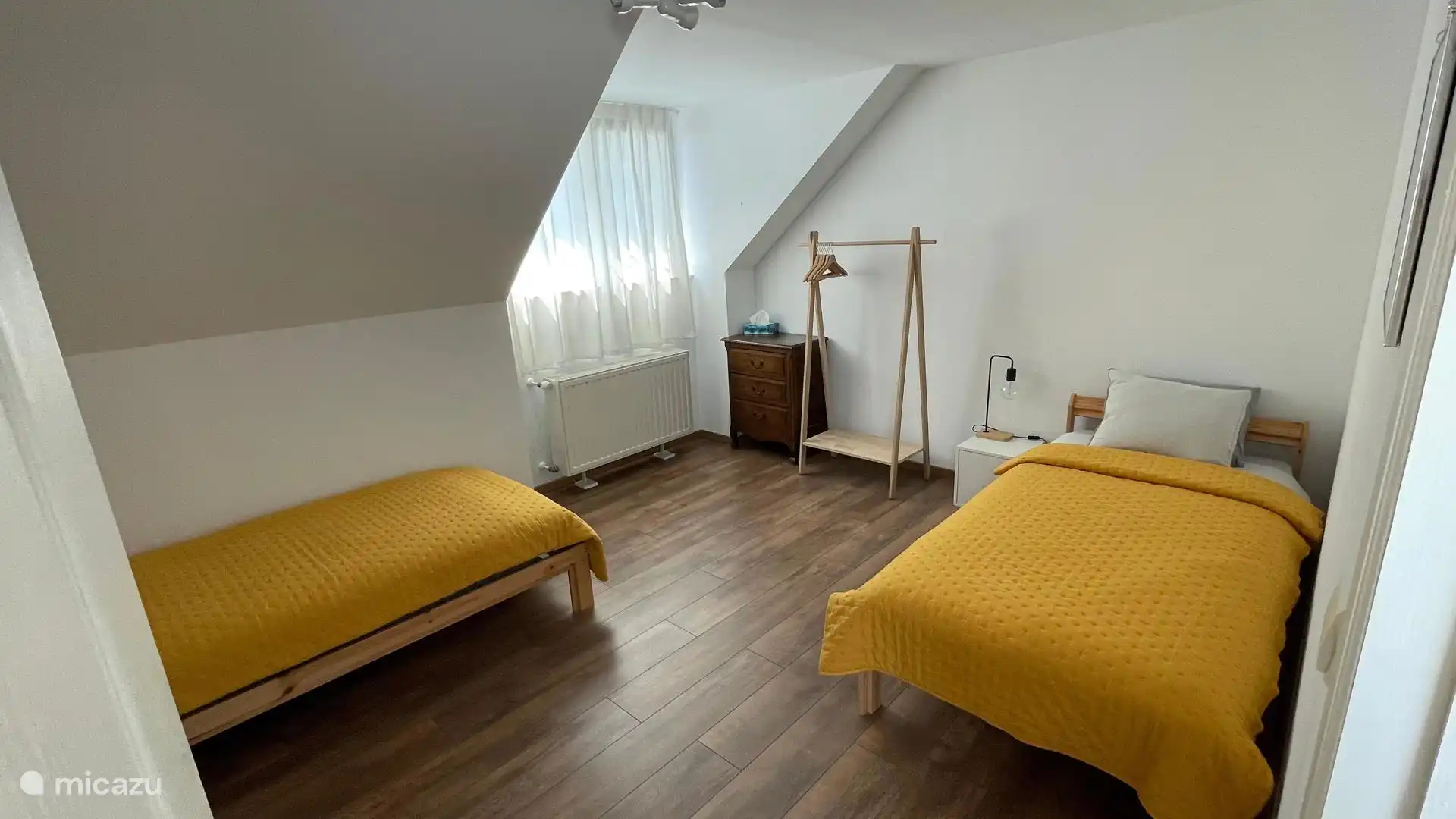 Kleine slaapkamer met 2 bedden (aaneen geschakeld of apart)