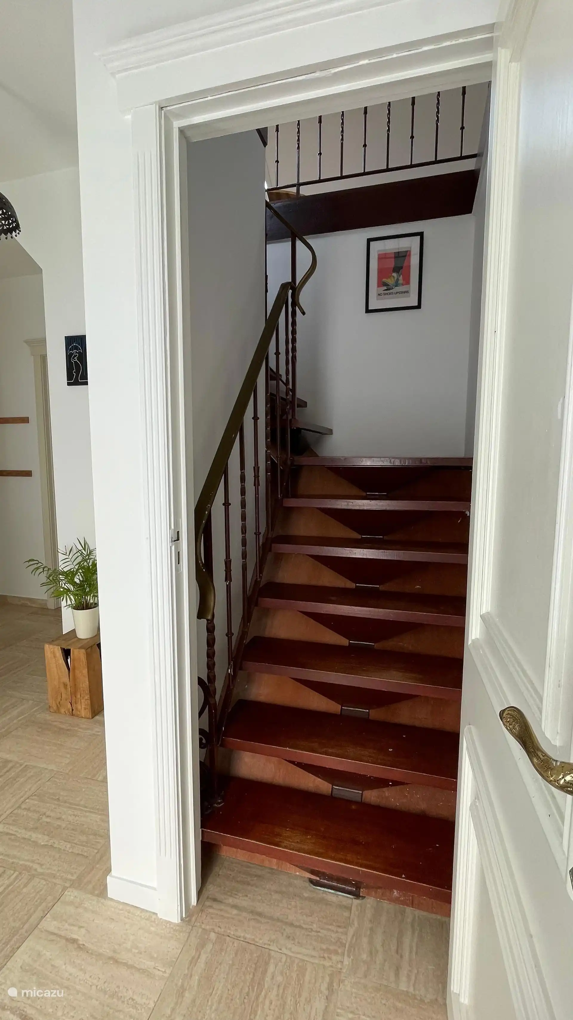 Ingang naar het appartement via de trap