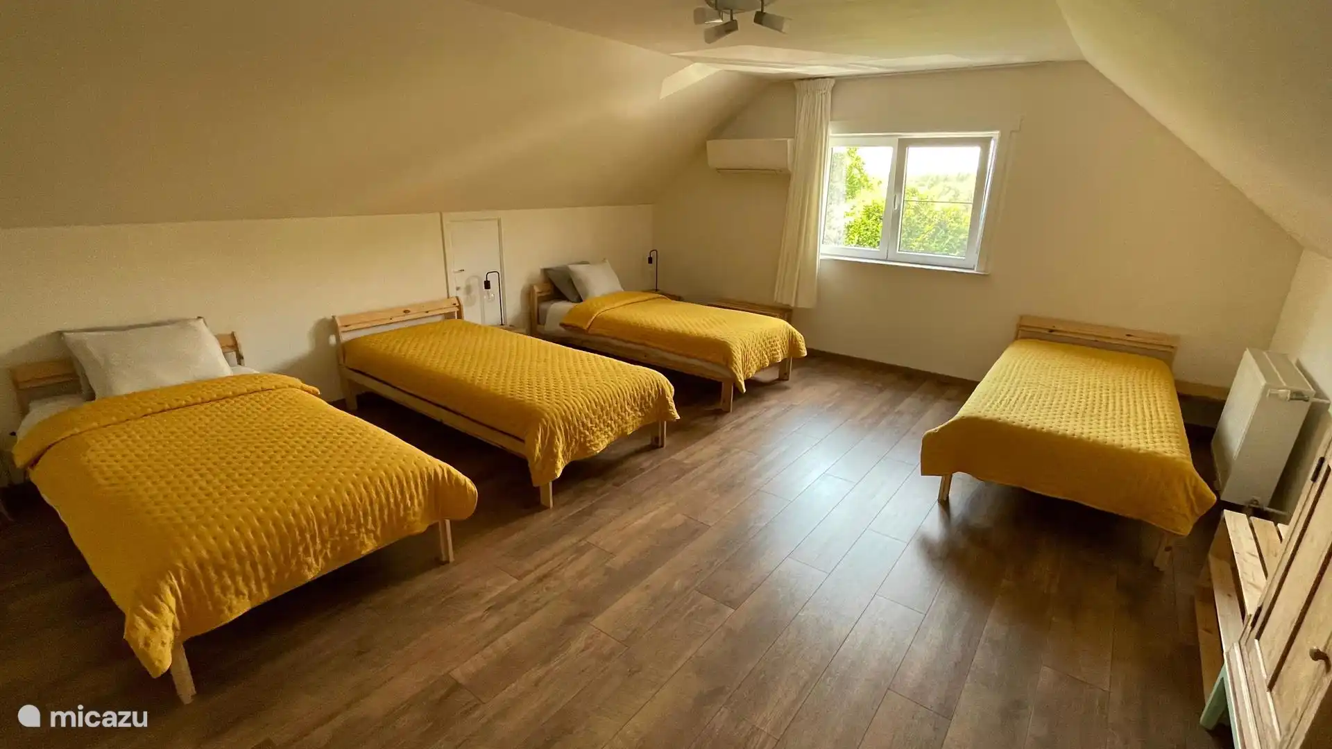 Grote slaapkamer met 4 bedden