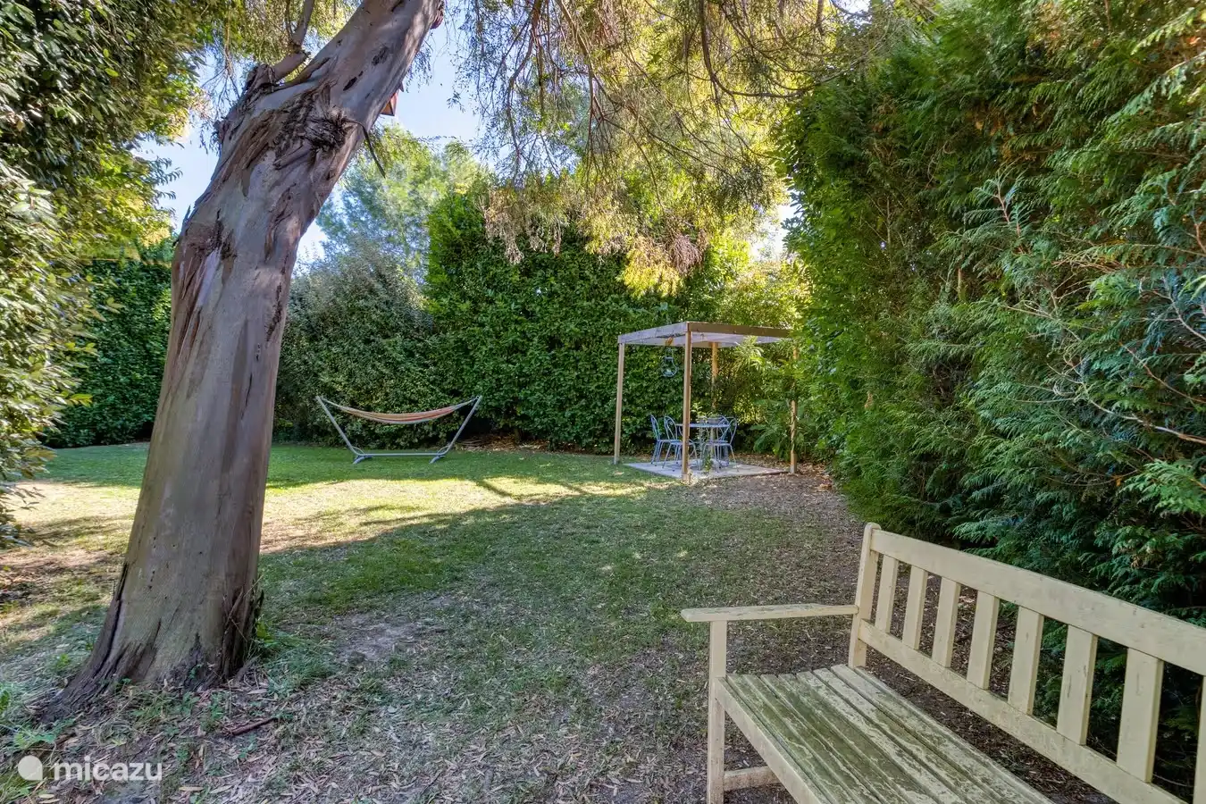 heerlijke tuin met zitje en hangmat