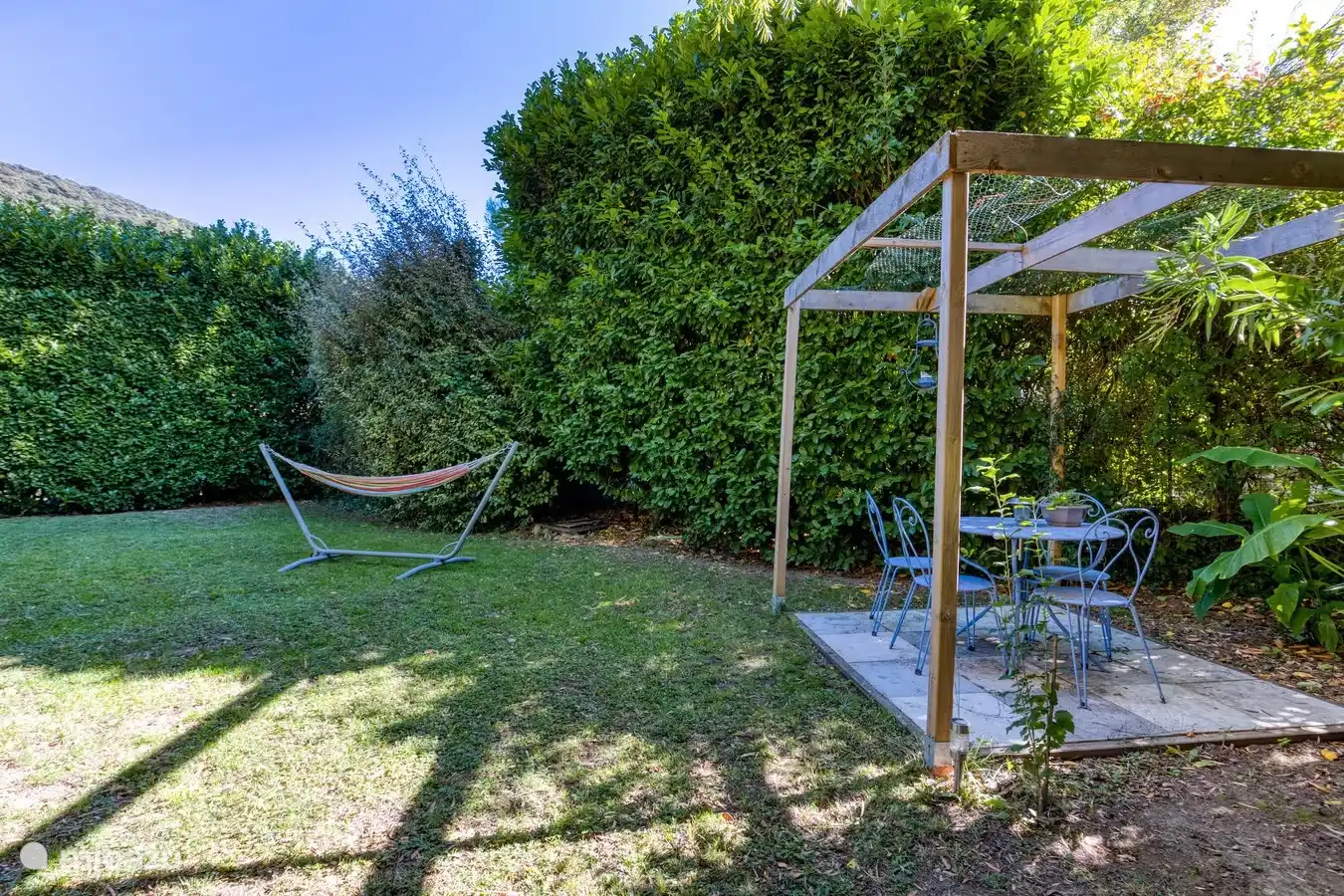 heerlijke tuin met zitje en hangmat