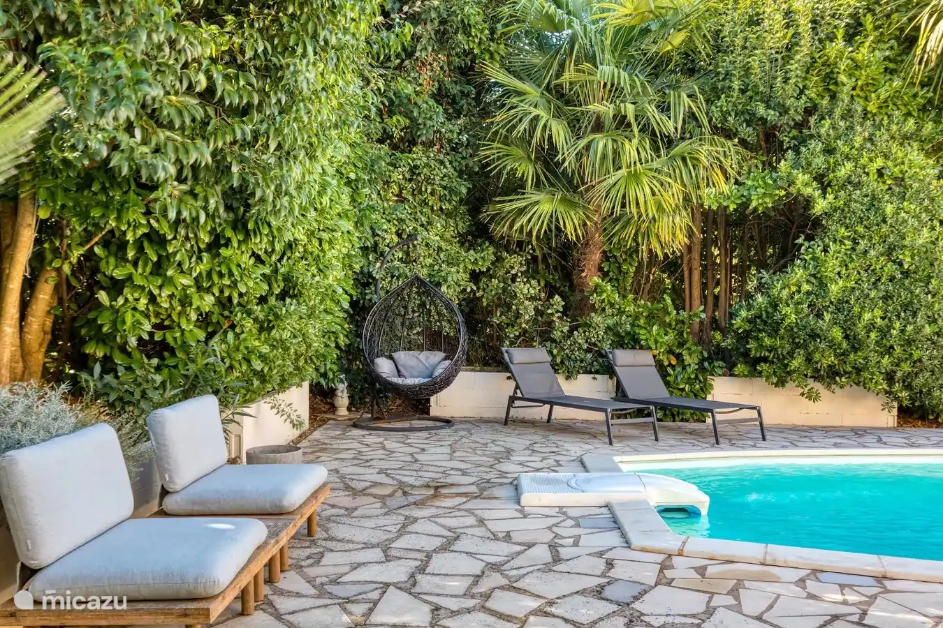 schaduwrijke lounge bij zwembad