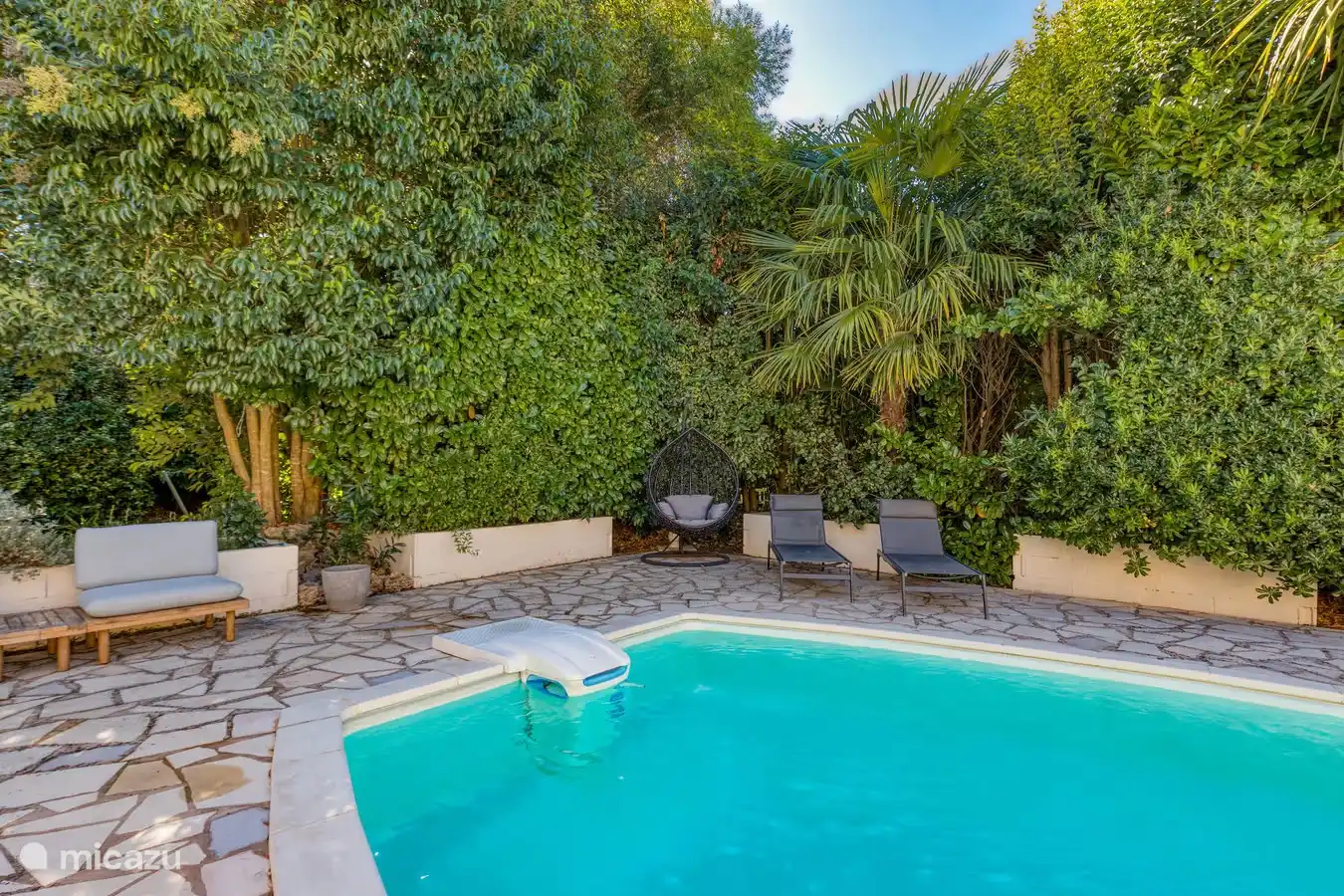 schaduwrijke lounge bij zwembad