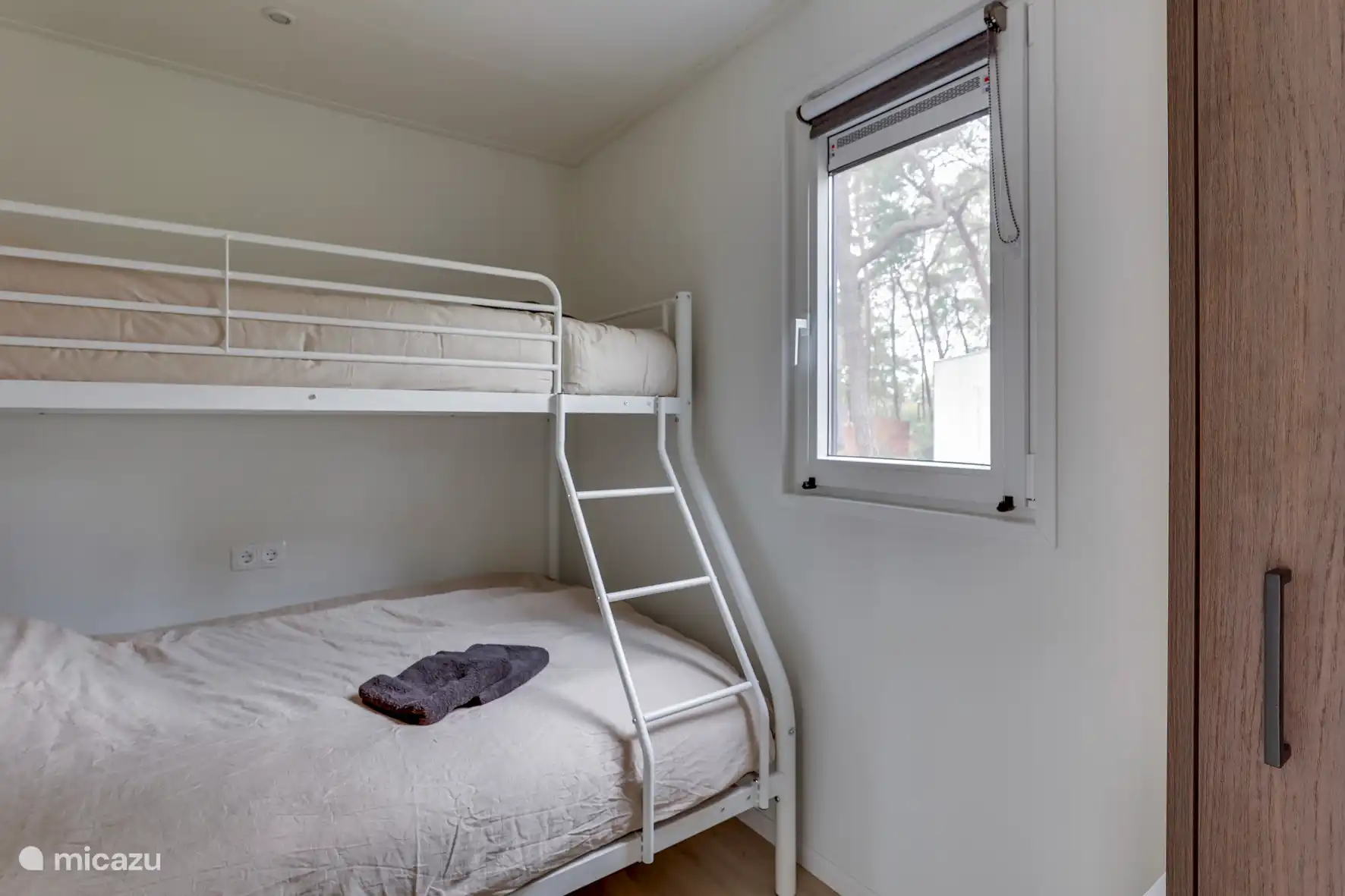 Bedroom with bunk beds below 140x200 and above 90x200