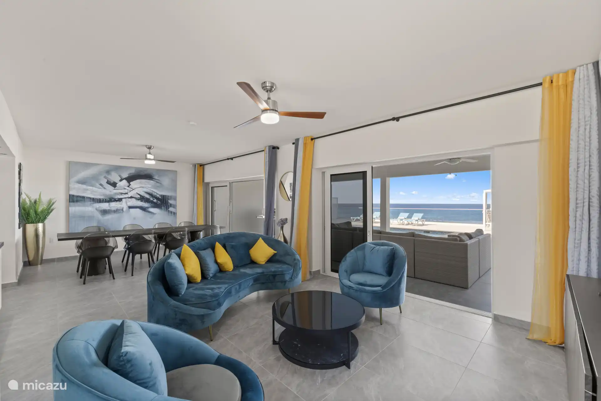 Sala de estar espaciosa con mesa de comedor para 8 personas.