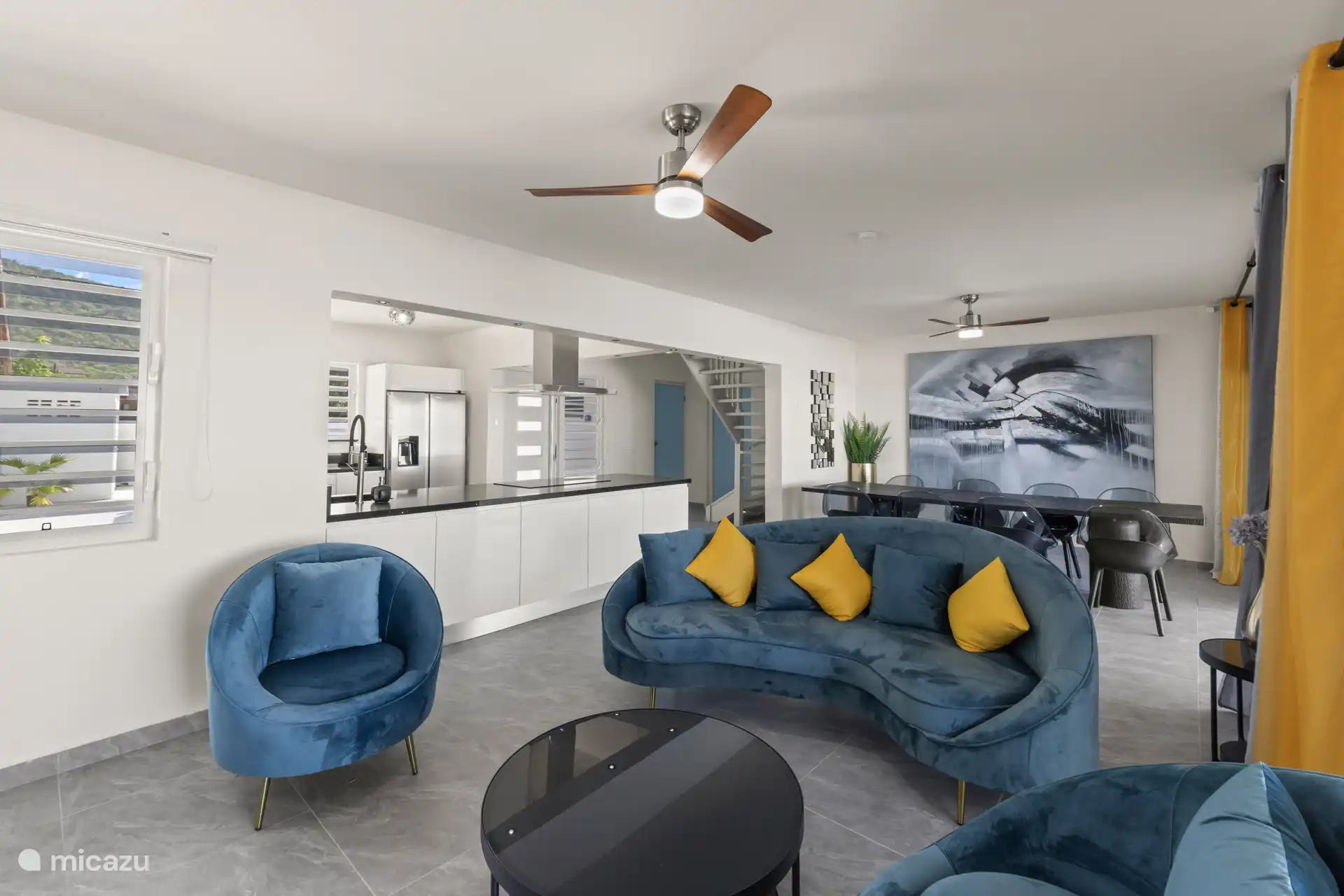 Salón de planta abierta con ventiladores de techo.