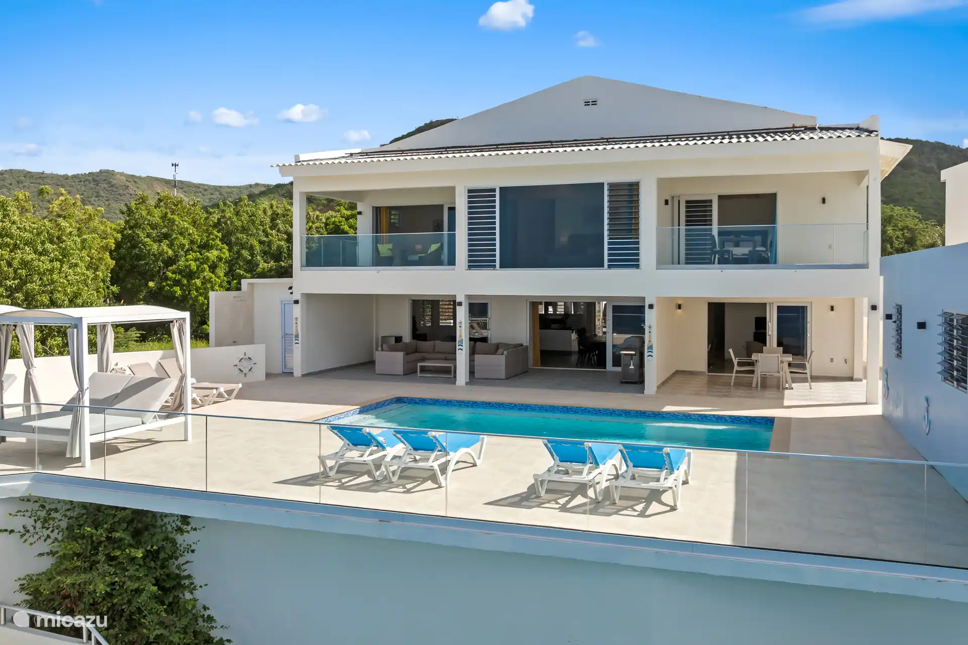 A la izquierda se puede ver el apartamento para 8 personas, repartido en dos plantas.