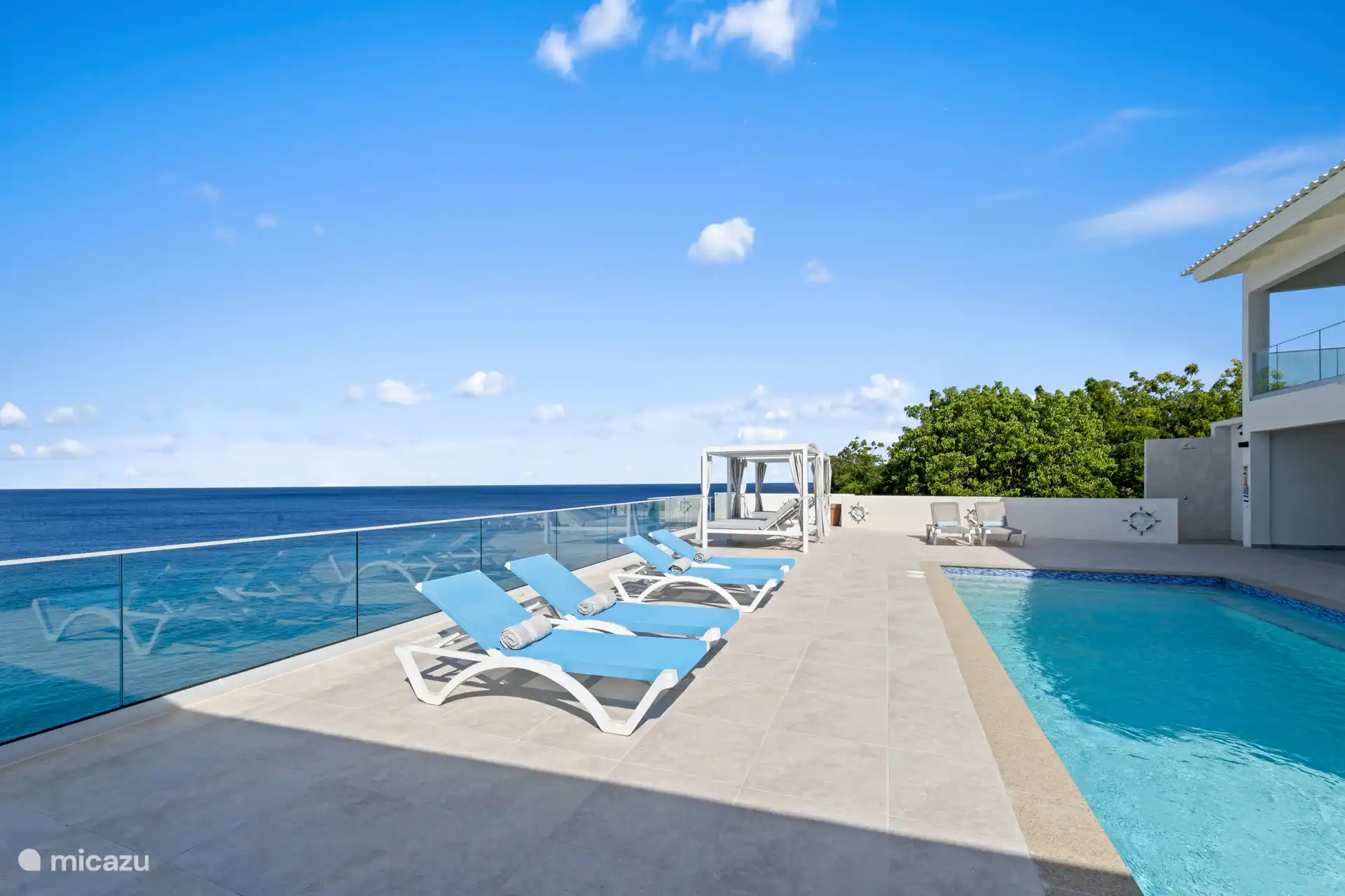 Hay lugares al sol o a la sombra para relajarse.