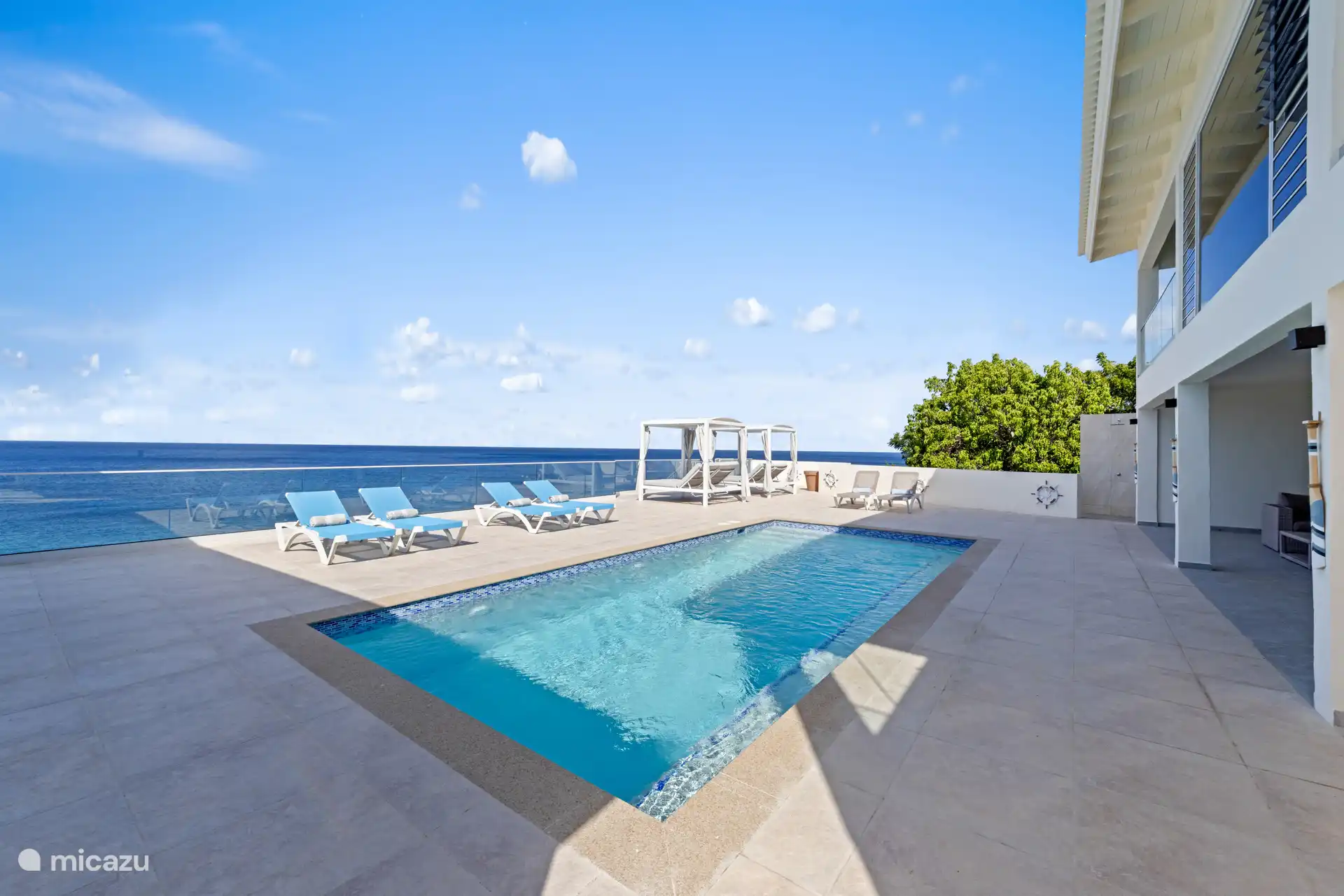 Piscina compartida con vistas panorámicas.