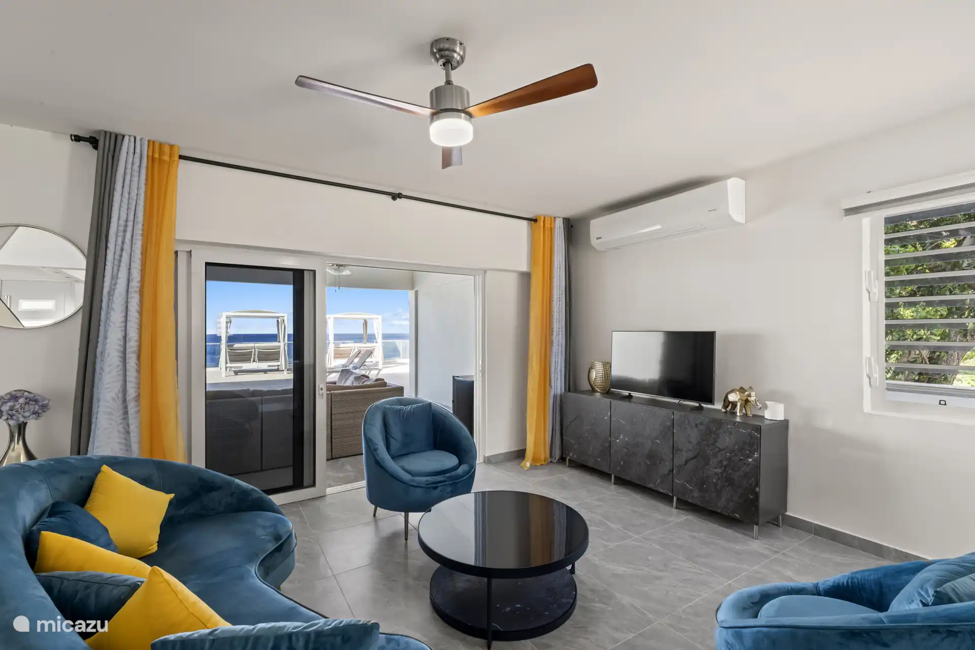 Grandes puertas correderas hacia el exterior.