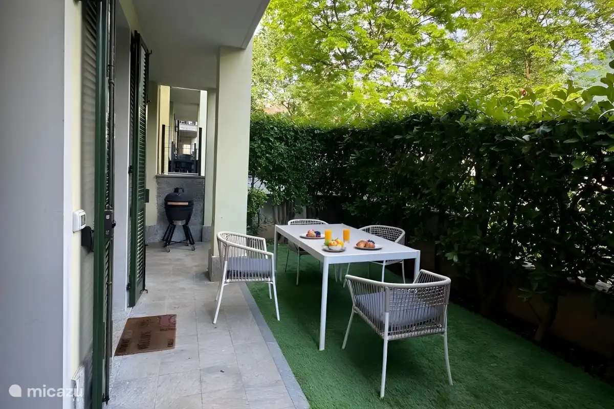 Tuin voorzijde met overkapping en kamado