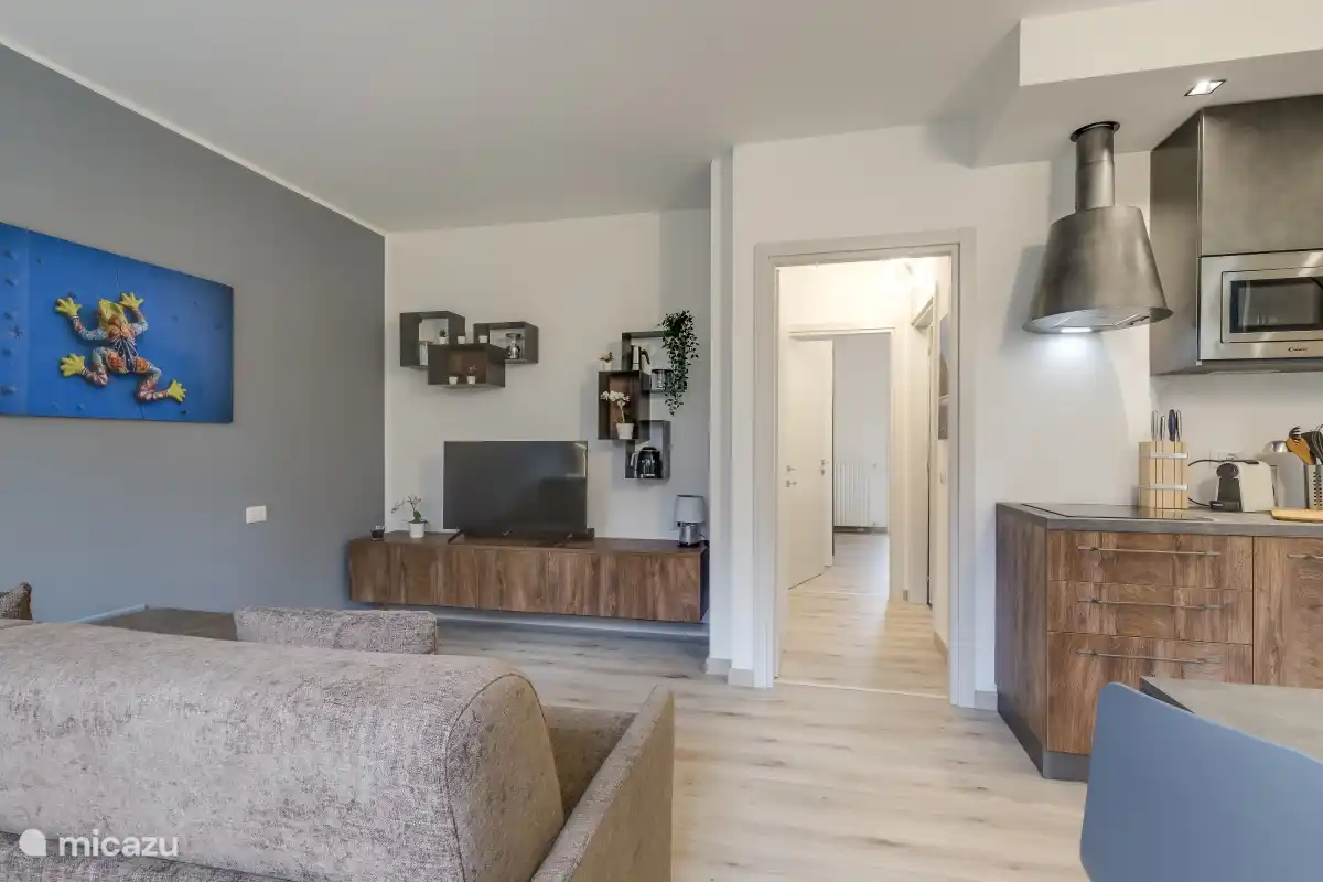 Woonkamer met openslaande deuren naar de tuin voorzijde met HD Smart TV