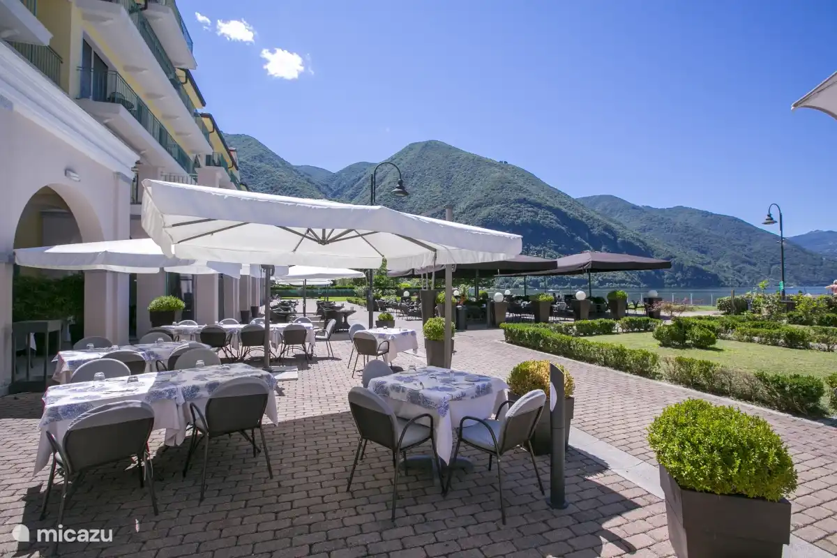 Terras van de Osteria, heerlijk eten en altijd vol met locals. Reserveren aangeraden!