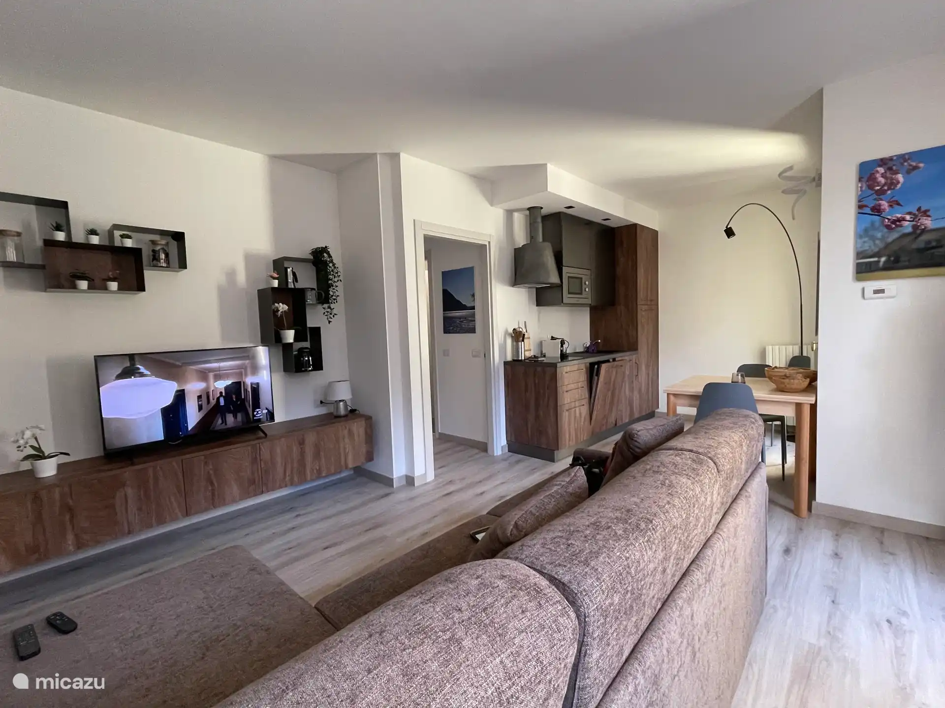 Gezellige, moderne woonkamer met open keuken