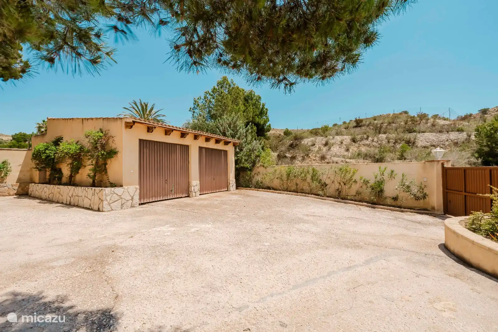 Mucho aparcamiento disponible