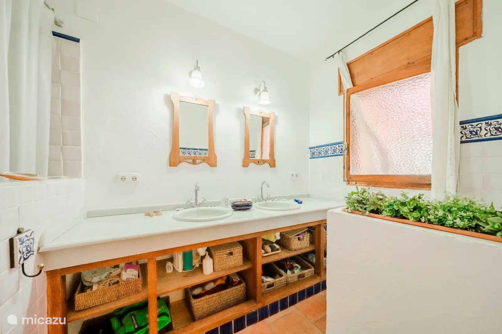 Hermosos lavabos y tapas de mármol