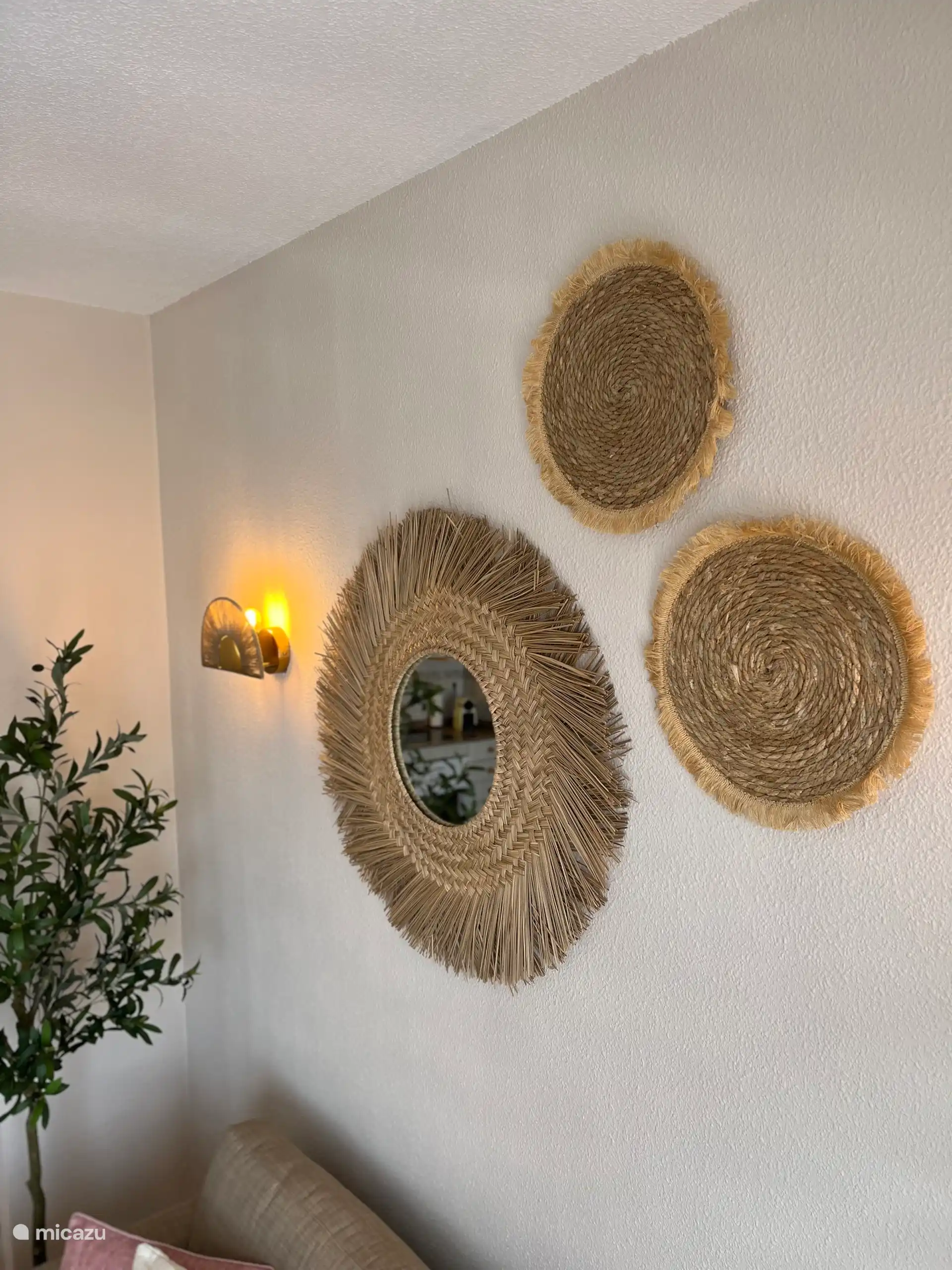 Huis is ingericht in strand stijl.