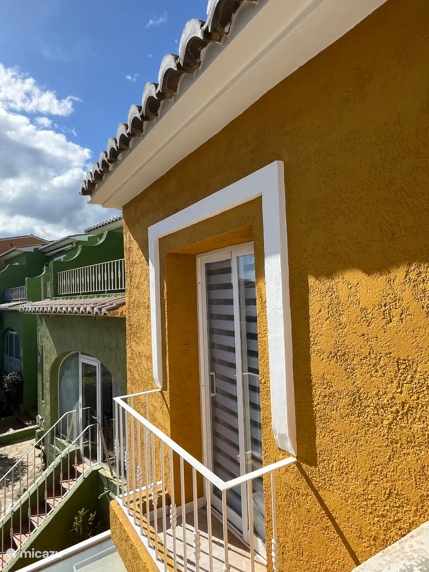 De voorste slaapkamer heeft een klein balkon, heerlijk om ‘‘s ochtends wakker te worden en naar buiten te kijken!
