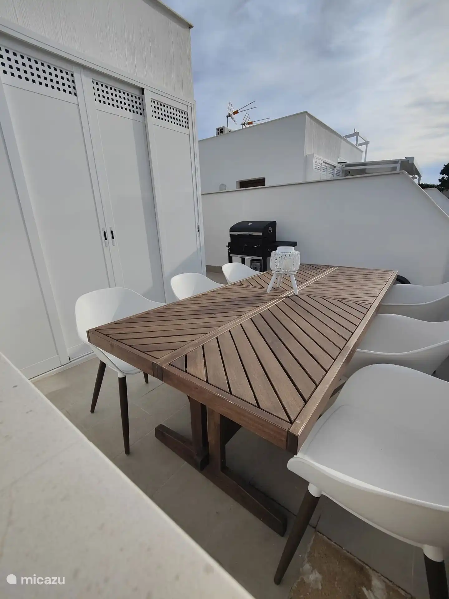 eettafel op het dakterras