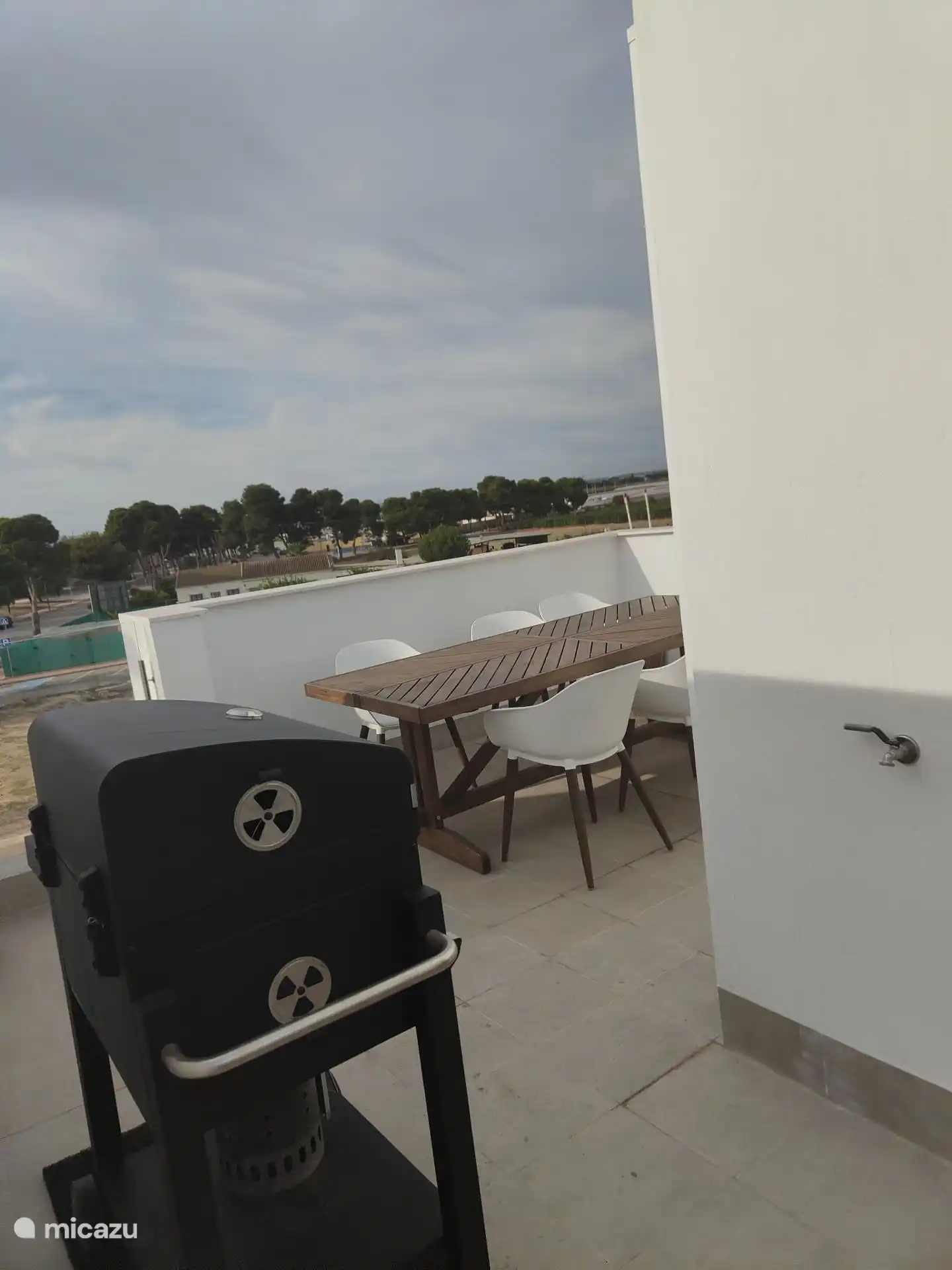 bbq met eettafel op dakterras