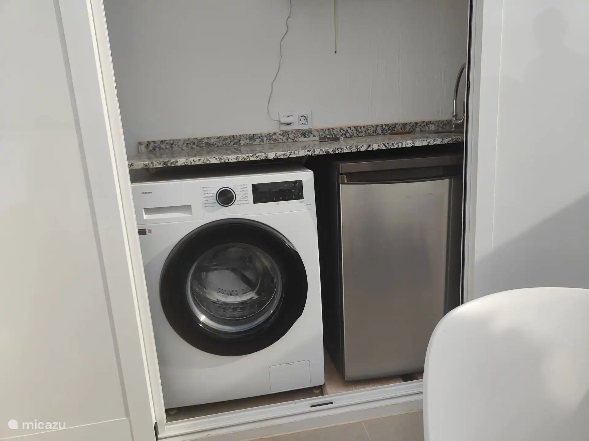 wasmachine, koelkast en buitenkeuken aanwezig op het dakterras