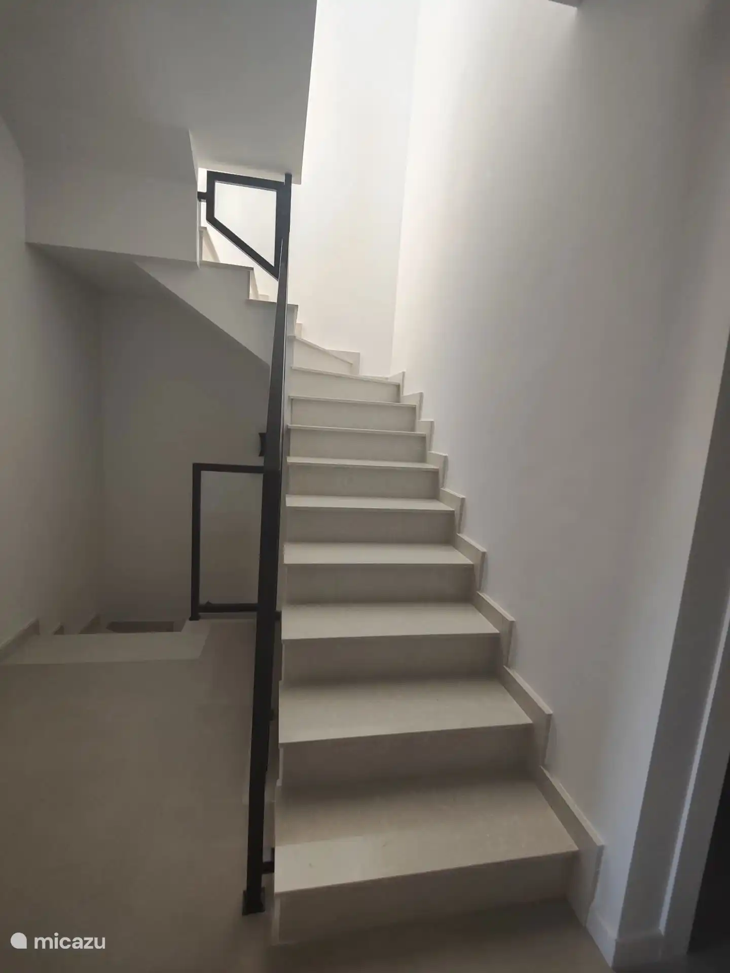 hal met trap naar verdieping