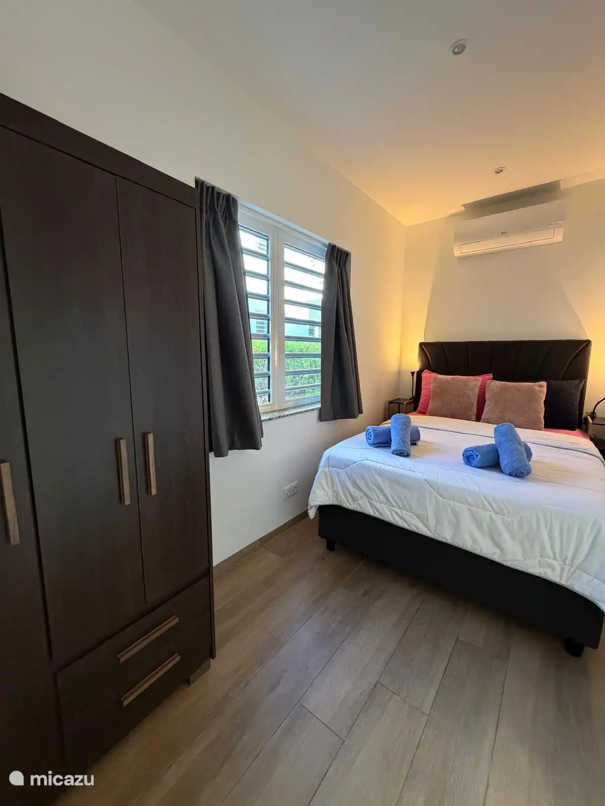 Cama queen del dormitorio