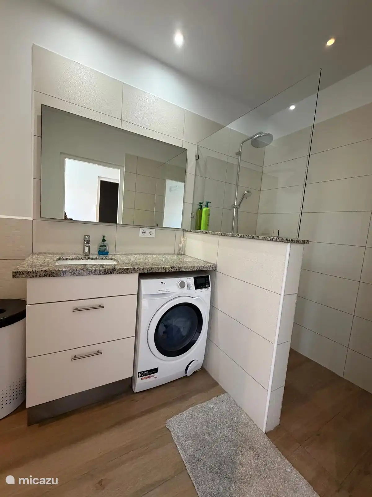 Ducha a pie de baño con lavadora y secadora combinadas en 1