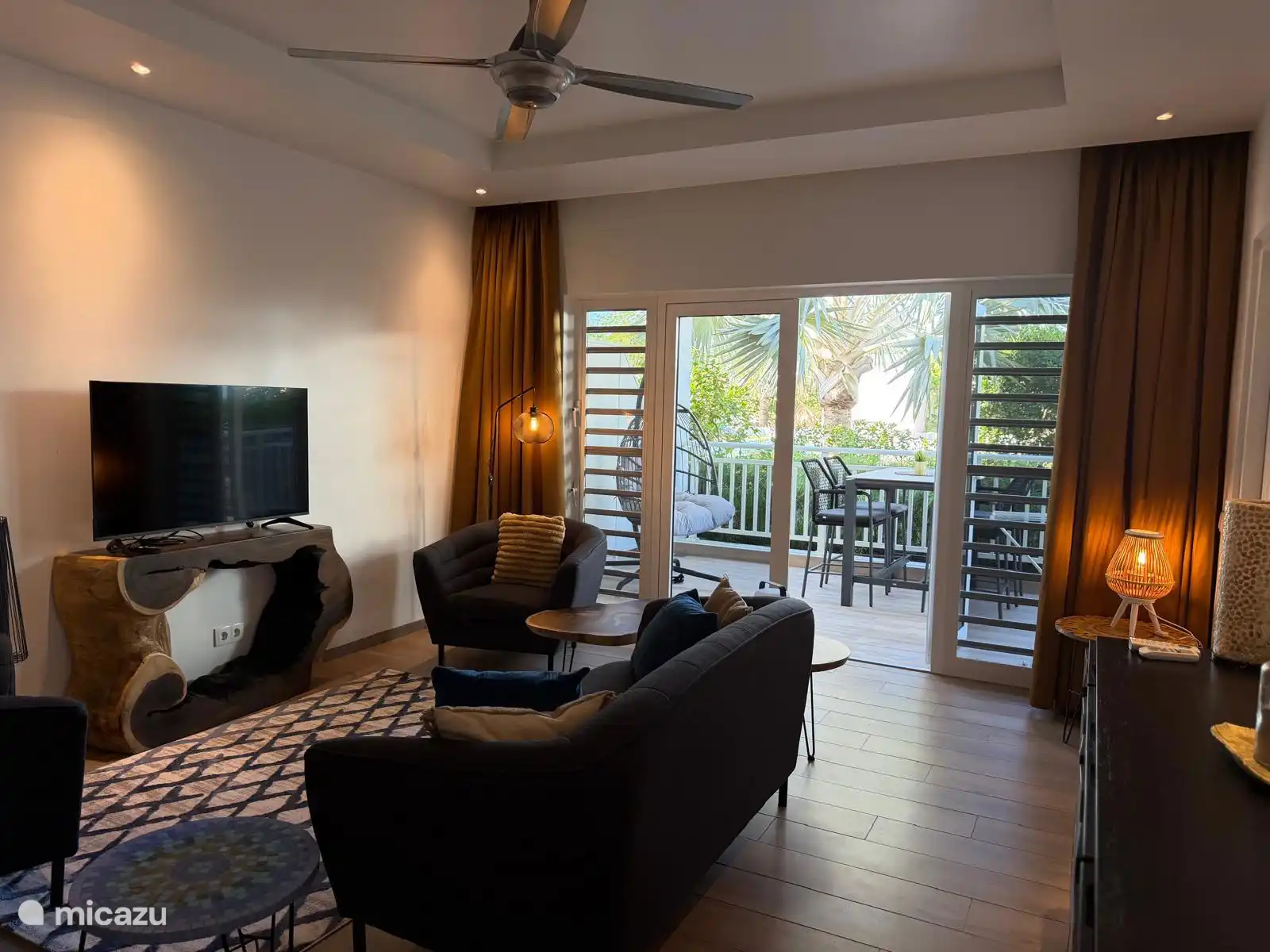 Salón de interior a exterior y porche