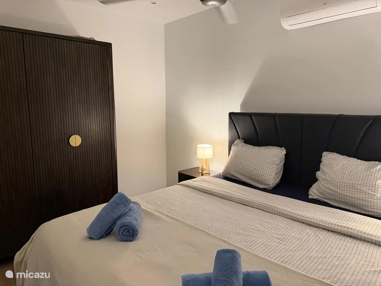 Dormitorio king size con aire acondicionado