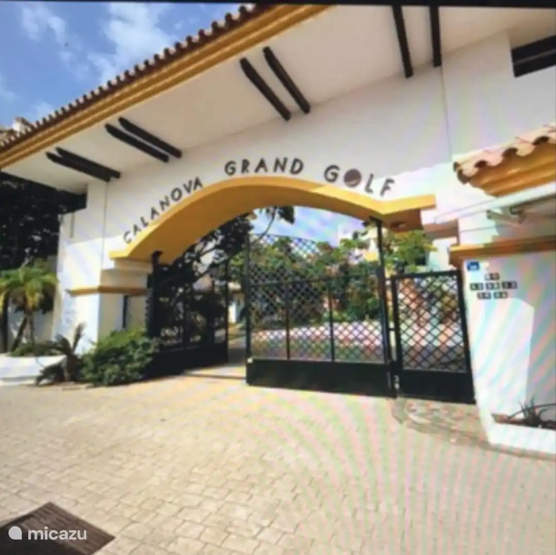 Hoofdingang met 24-uurs receptie/bewaking