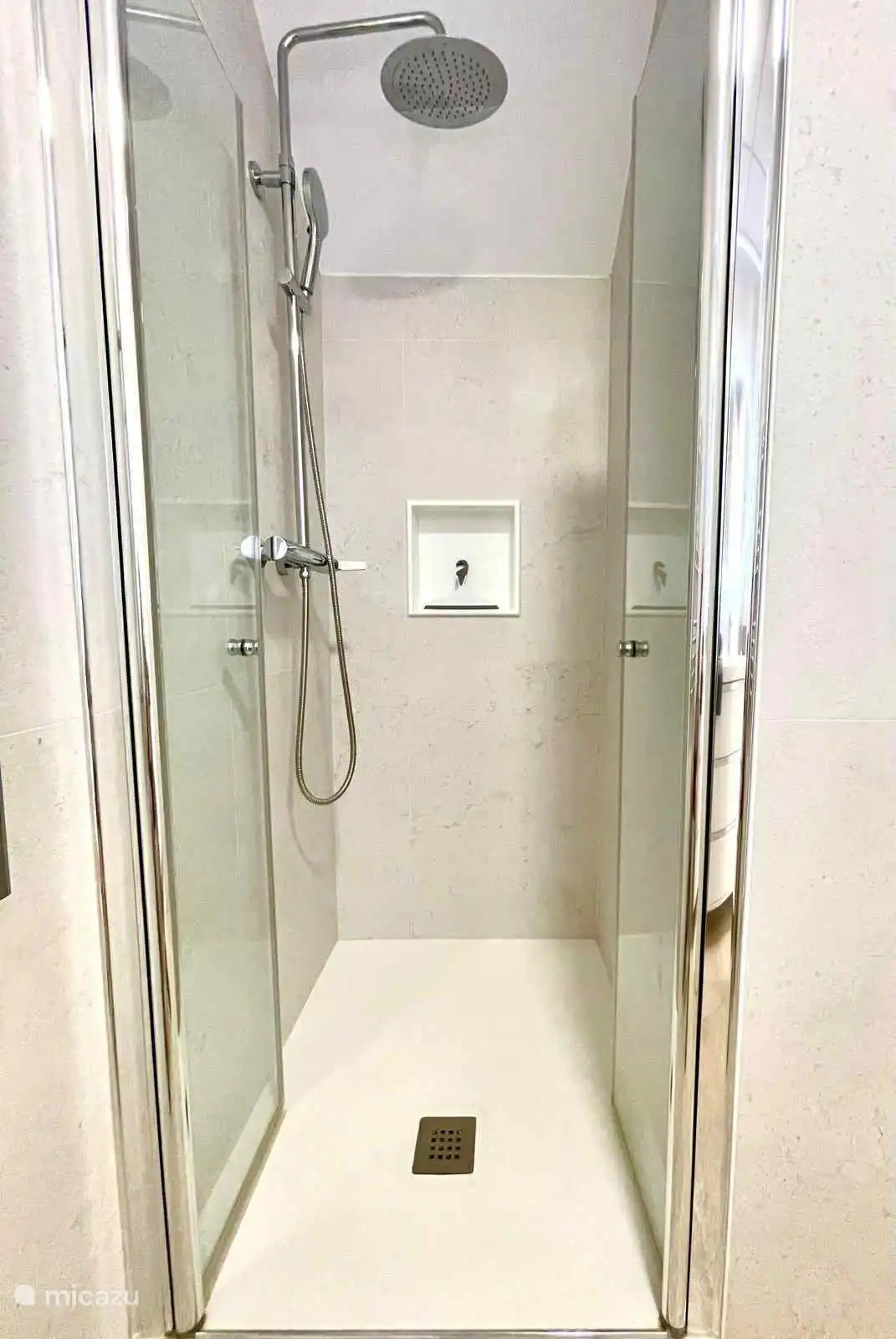 Douche beneden verdieping 