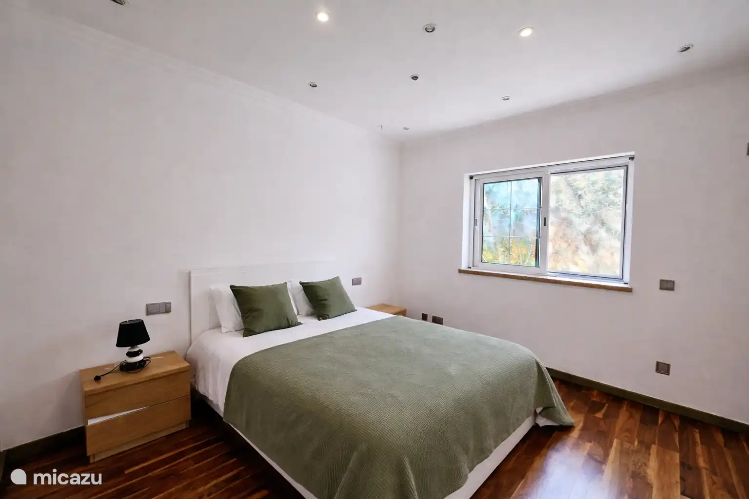 Slaapkamer 3 met 2 persoonsbed, airco, verduisterend rolluik, ruime kledingkast en badkamer ensuite.