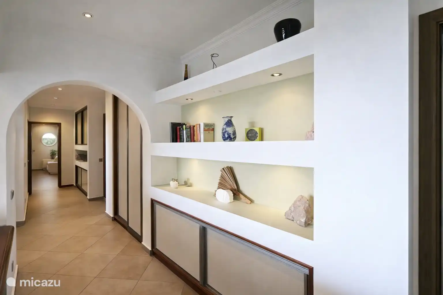 Ruime hal met diverse opbergruimten.