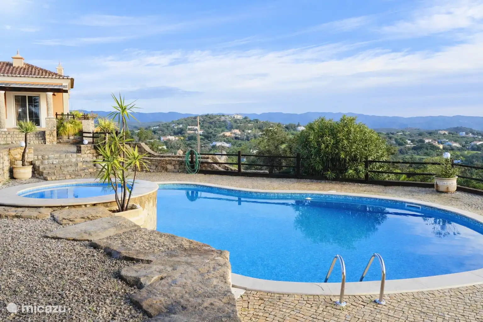 Uitzicht andere zijde zwembad