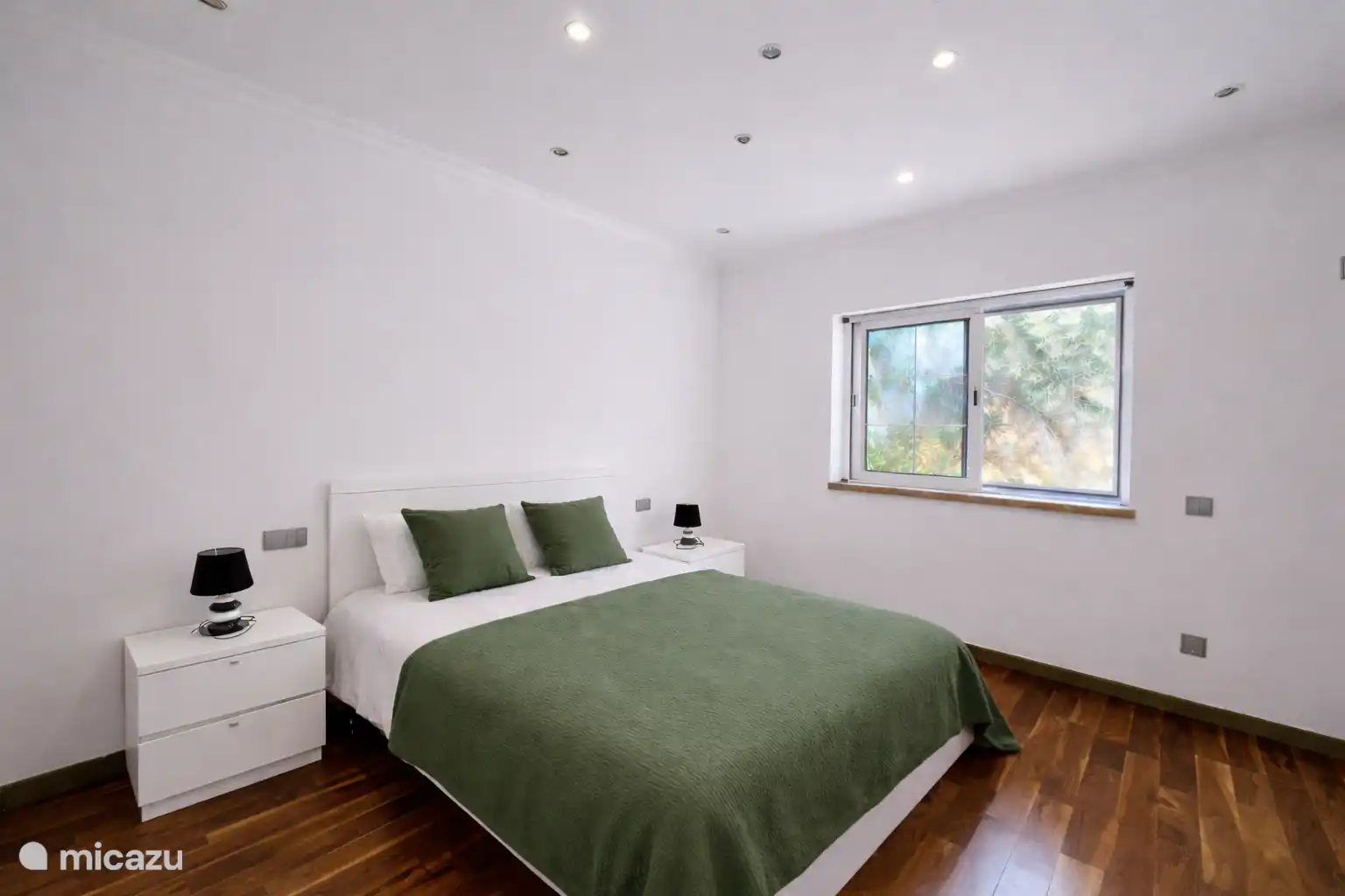 Slaapkamer 2 met 2 persoonsbed, airco, verduisterend rolluik, ruime kledingkast en badkamer ensuite.