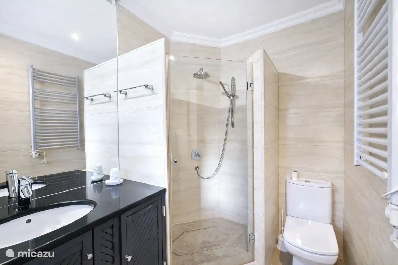 Badkamer 3 met ruime douche, toilet en wastafel.