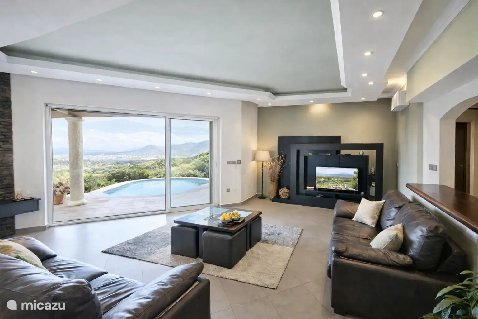 Woonkamer vanuit andere hoek