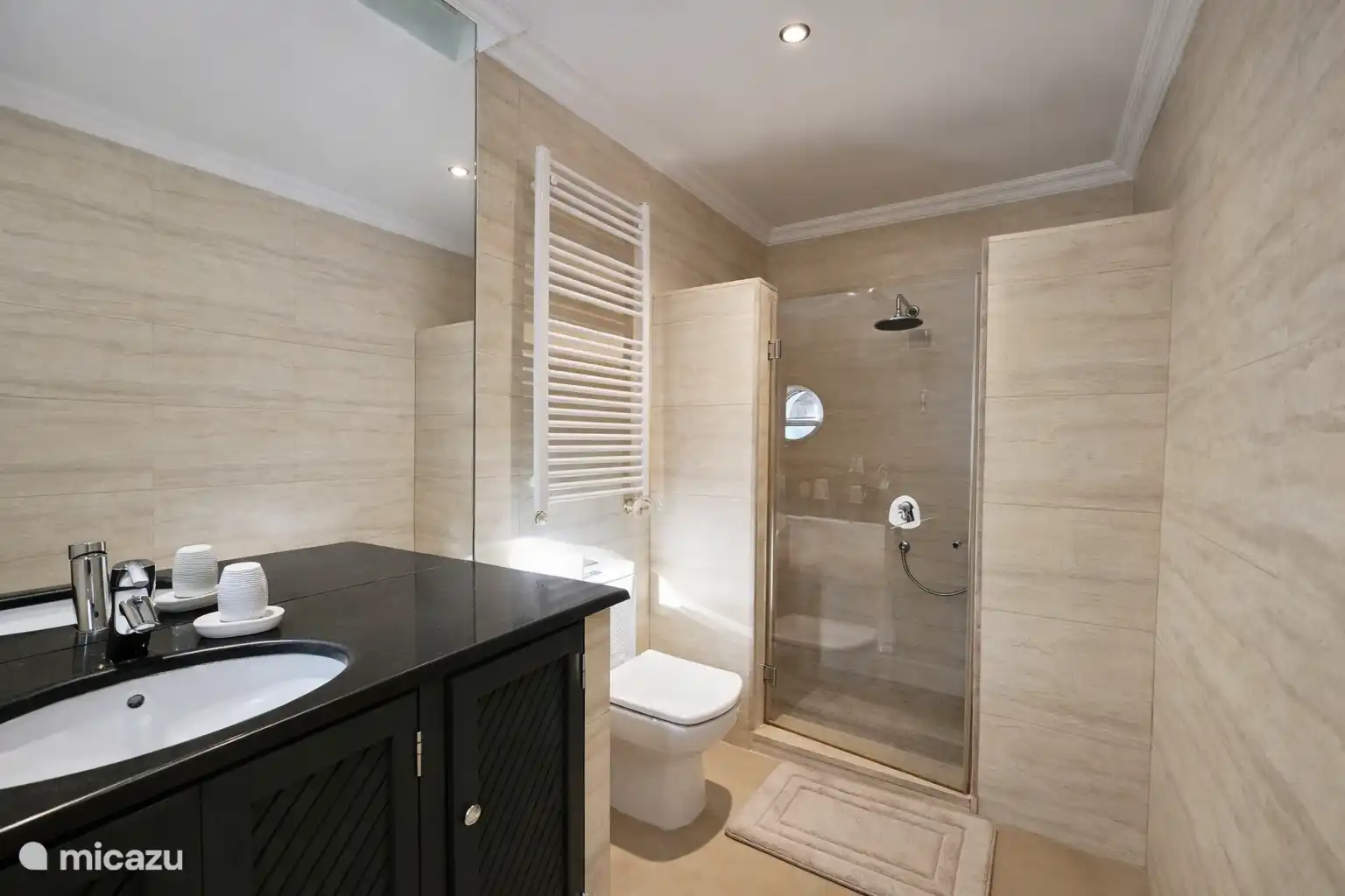 Badkamer 2 met ruime douche, toilet en wastafel.