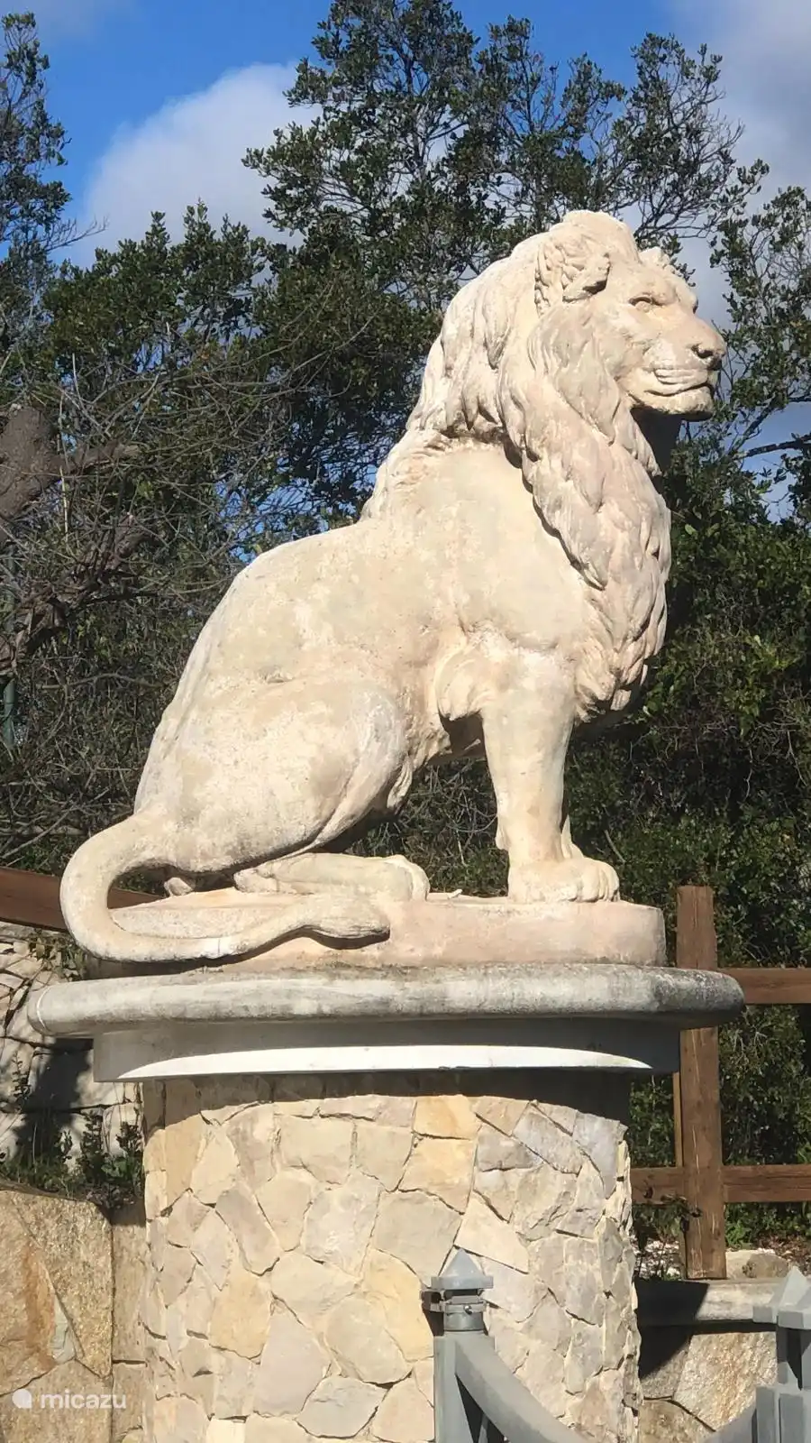 U herkent het de juiste villa door de 2 leeuwen bij de toegangspoort