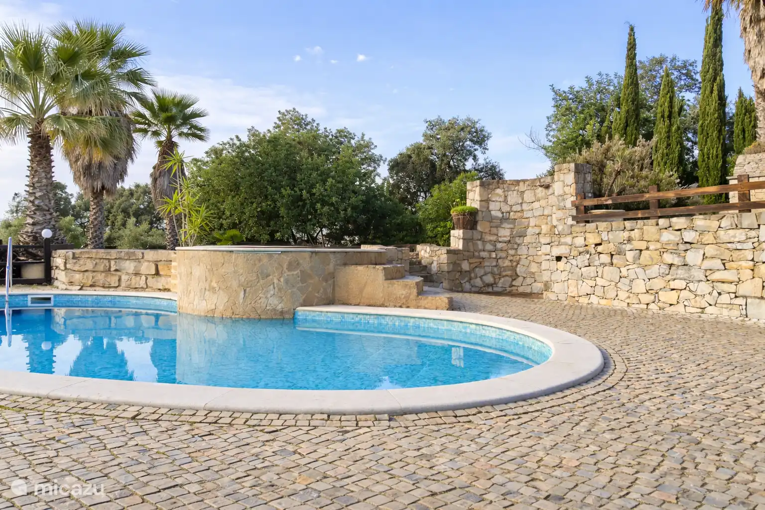 Zwembad, Jacuzzi en buitendouche