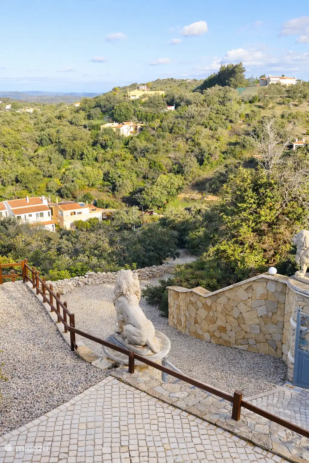 Toegangsweg. Let op: steile weg.