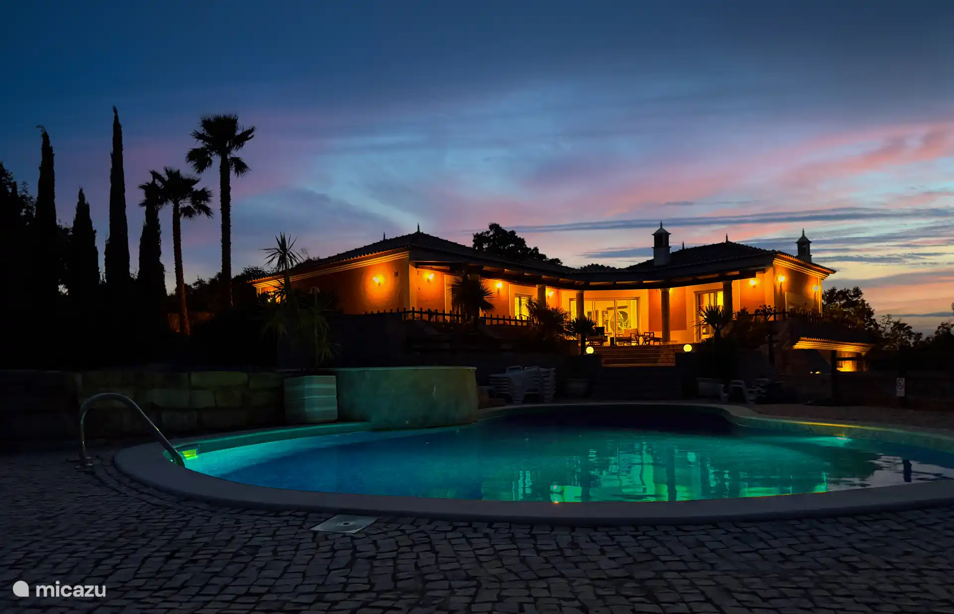 Villa Topazio at night