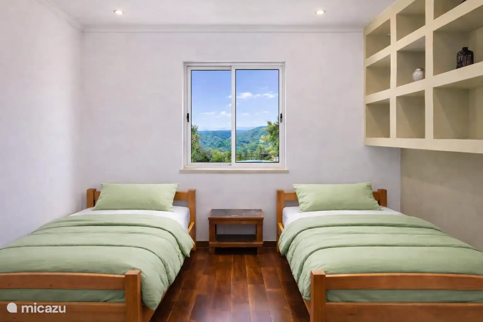 Slaapkamer 4 met twee éénpersoonsbedden.