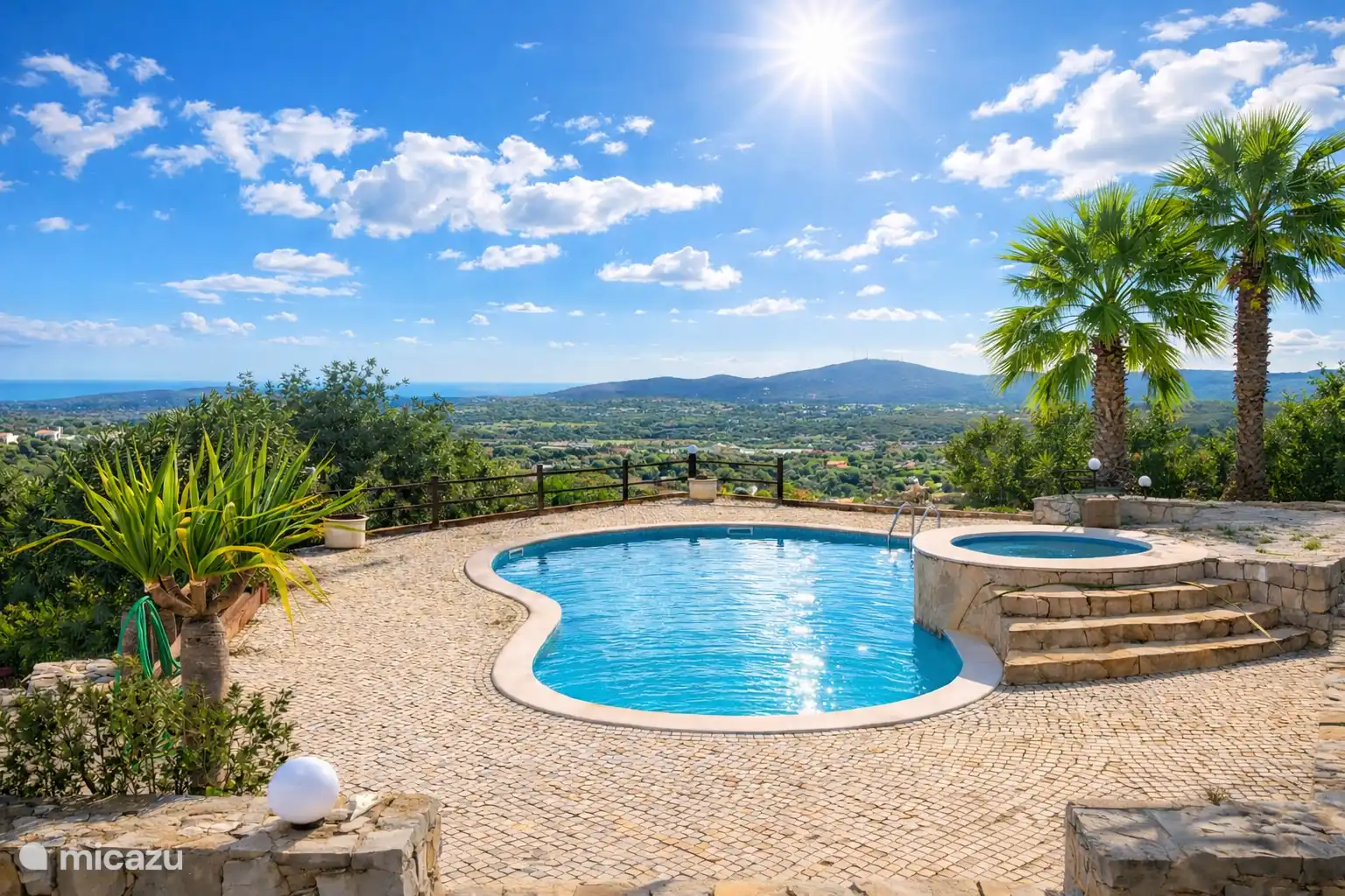 Zwembad met uitzicht op bergen en zee.