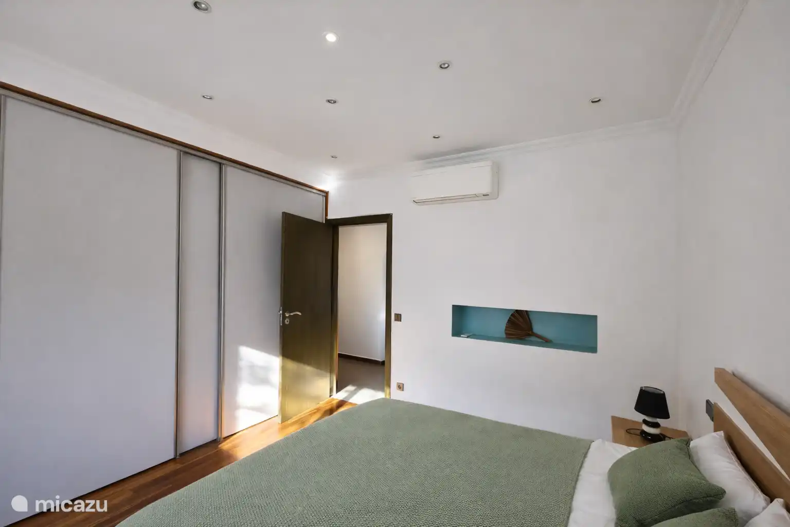 Slaapkamer 3 met 2 persoonsbed, airco, verduisterend rolluik, ruime kledingkast en badkamer ensuite.